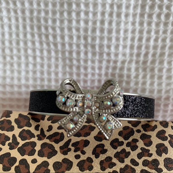 Betsy Johnson Rhinestone Bow Glitter Bangle Bracelet Black/silver - Picture 4 of 12